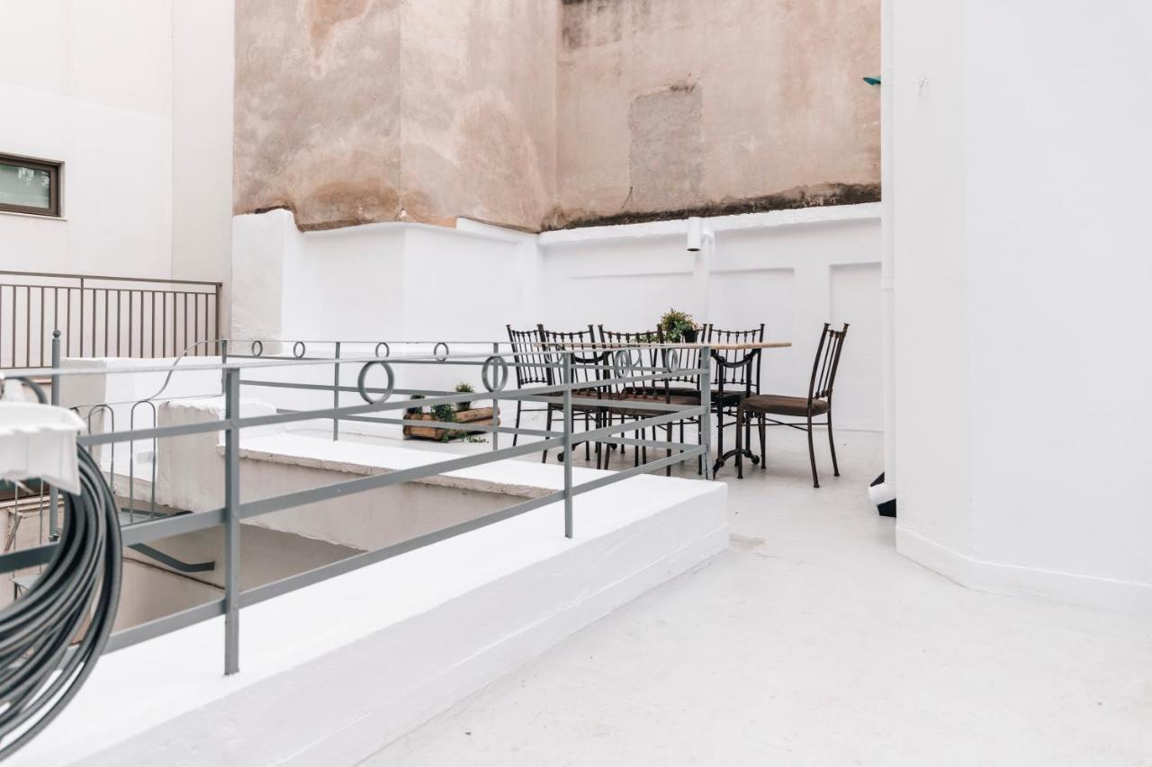 Monastiraki-Psiri, Old Town, 3-Bdr Apt, Sleep 6-10P, Spacious Court Yard Athen Exterior foto